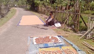 Polisi di Simeulue Rela Gantikan Jaga Gabah Agar Warga Bisa Ikut Vaksin