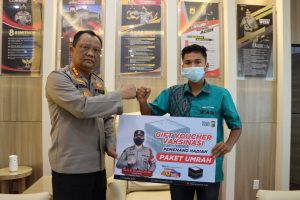 Kapolresta Banda Aceh Serahkan Hadiah Paket Umrah Gratis