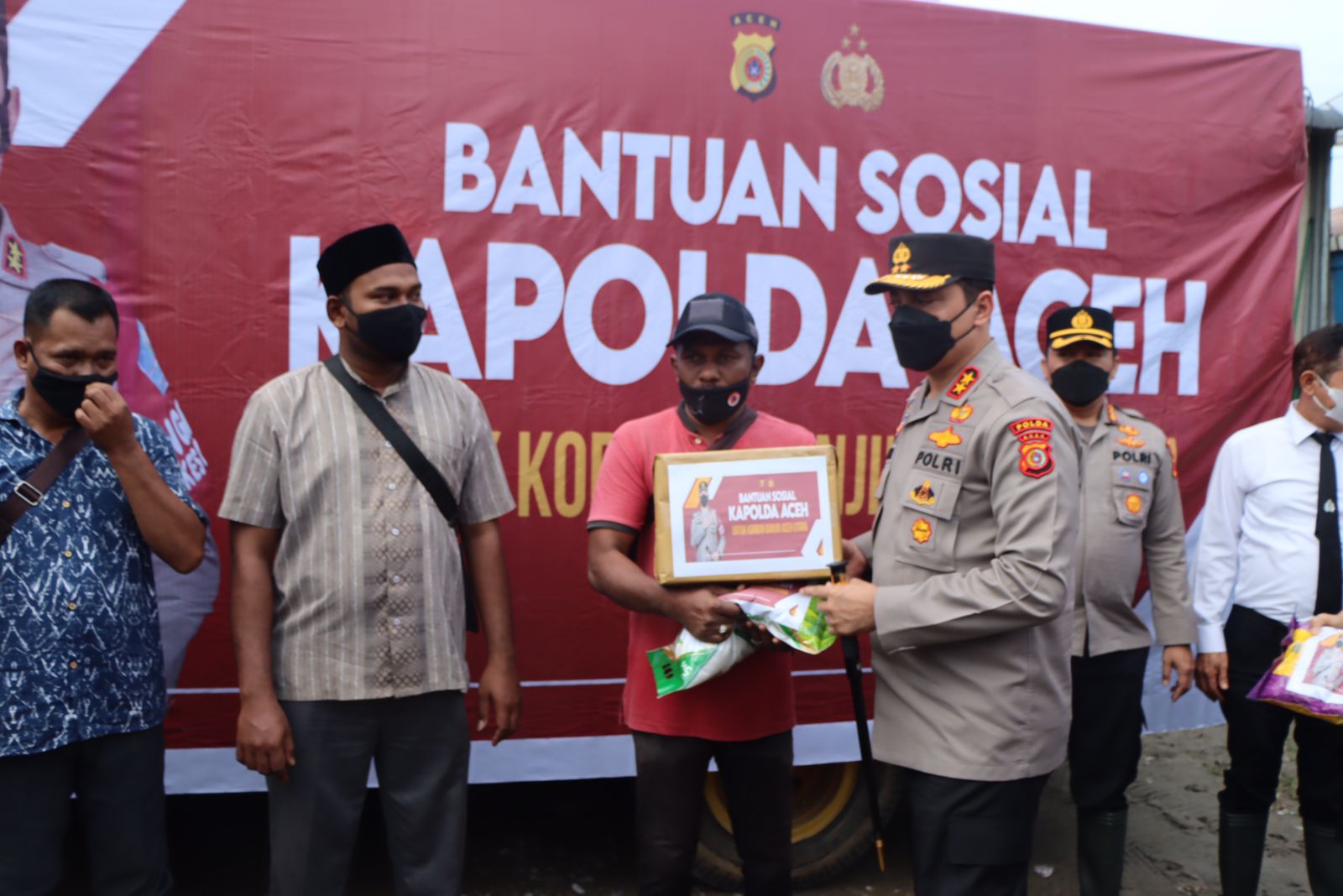 Kapolda Aceh Serahkan Langsung Bantuan Bagi Korban Banjir di Aceh Utara