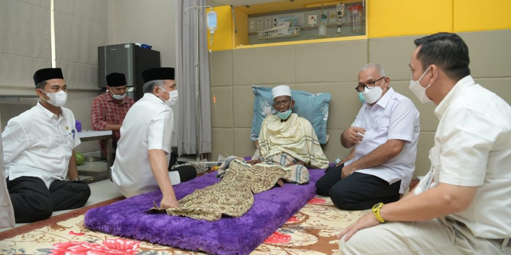 Besuk Abu Tumin, Gubernur Ajak Masyarakat Doakan Kesembuhan Ulama Kharismatik Aceh Besuk Abu Tumin, Gubernur Ajak Masyarakat Doakan Kesembuhan Ulama Kharismatik Aceh