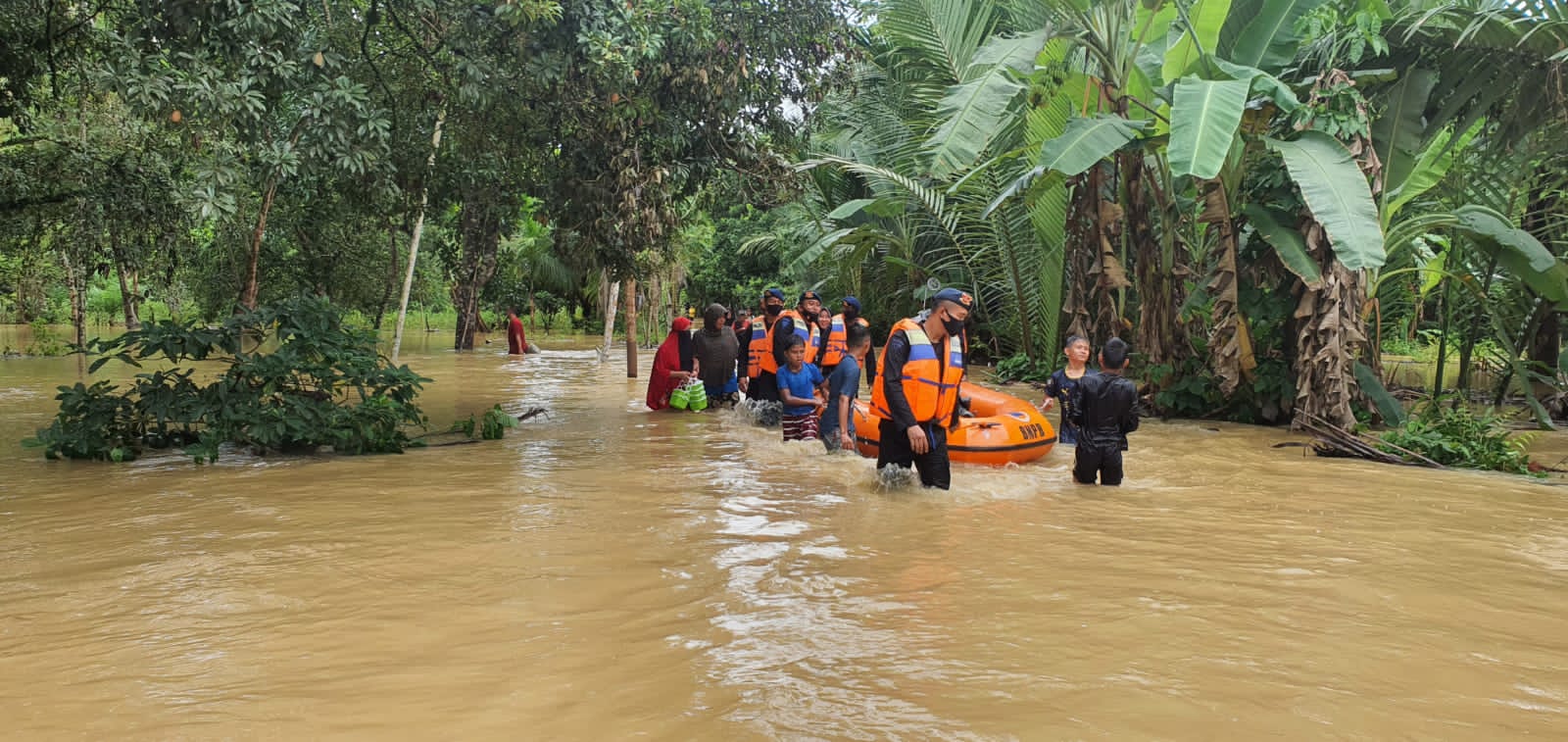 Polda Aceh Turunkan Personel Sat Brimob Bantu Warga Terdampak Banjir