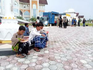 43 Santri Yatim Piatu di Aceh Utara Dievakuasi ke Halaman Kantor Bupati