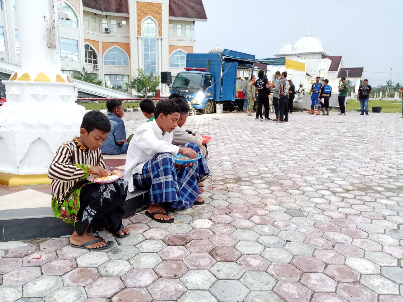 43 Santri Yatim Piatu di Aceh Utara Dievakuasi ke Halaman Kantor Bupati