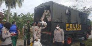 Bakti Sosial, Polwan Polda Aceh Salurkan Bantuan Untuk Korban Banjir