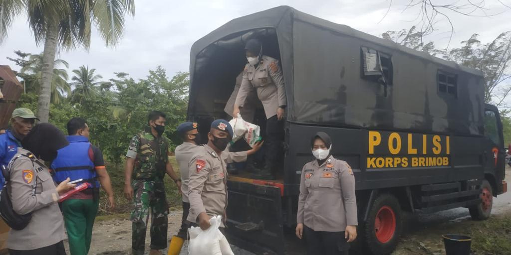 Bakti Sosial, Polwan Polda Aceh Salurkan Bantuan Untuk Korban Banjir