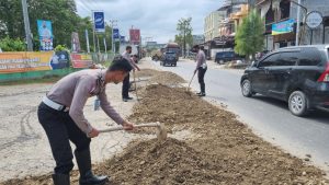 Polantas Aceh Utara Tambal Jalan Berlubang Akibat Banjir
