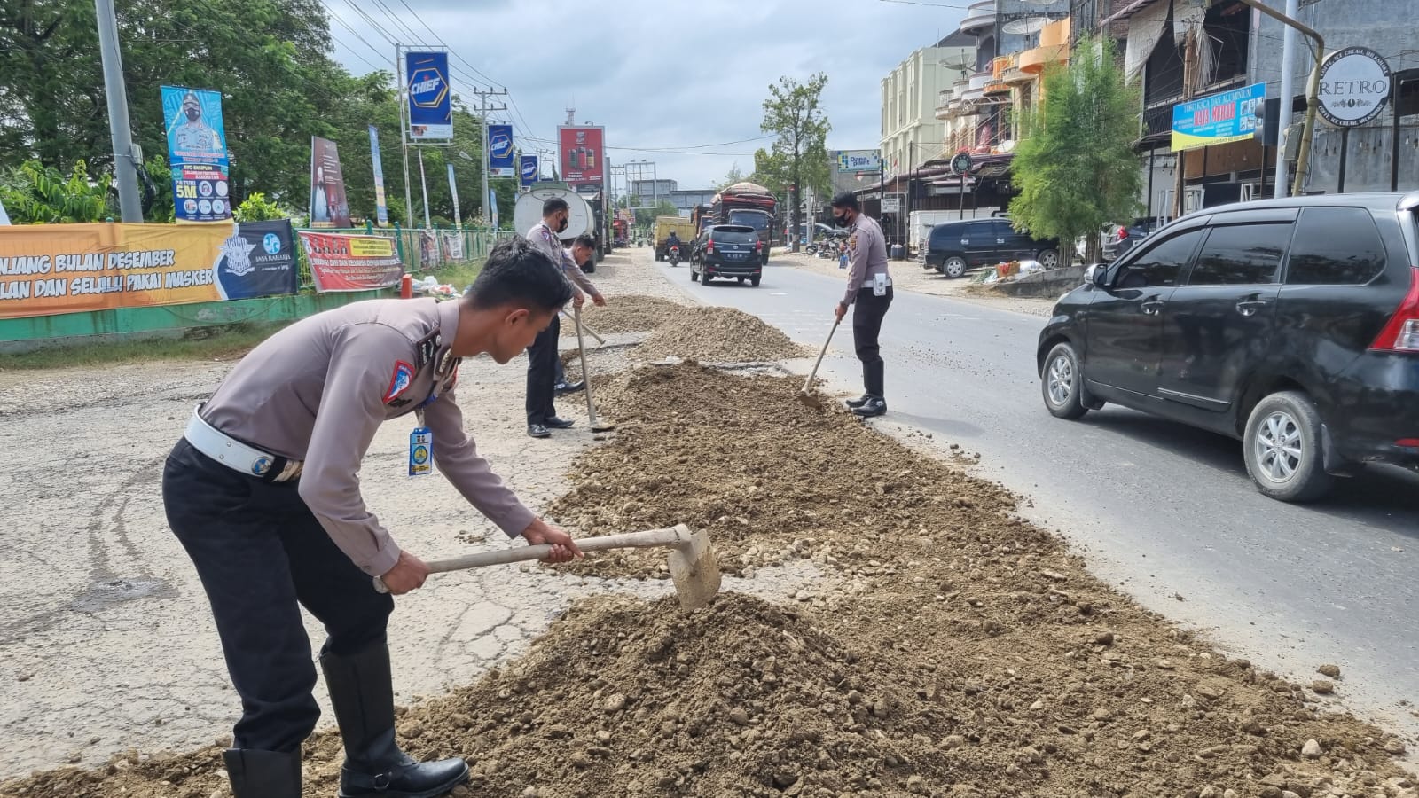 Polantas Aceh Utara Tambal Jalan Berlubang Akibat Banjir