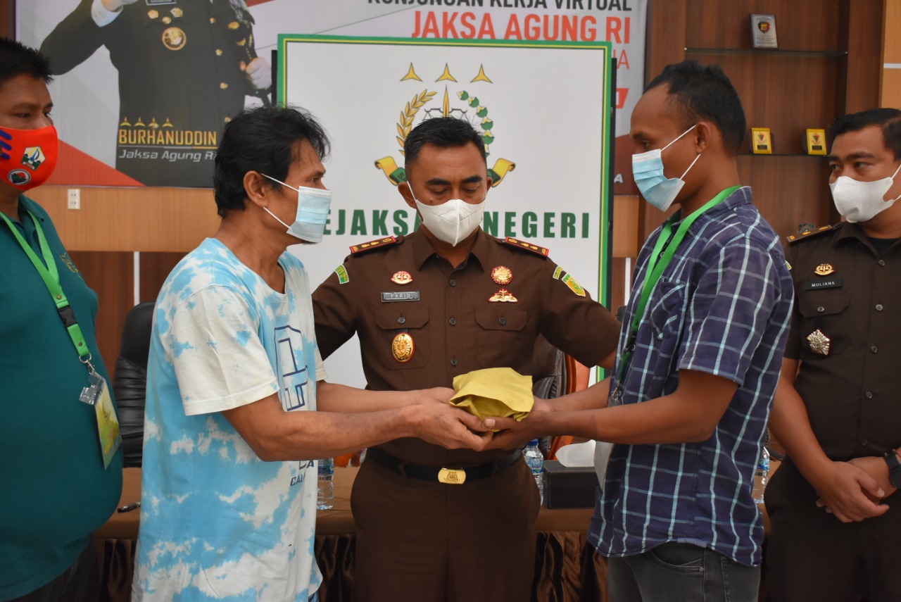 Kejari Bireuen Selesaikan Perkara Penganiayaan Secara Keadilan Restorative