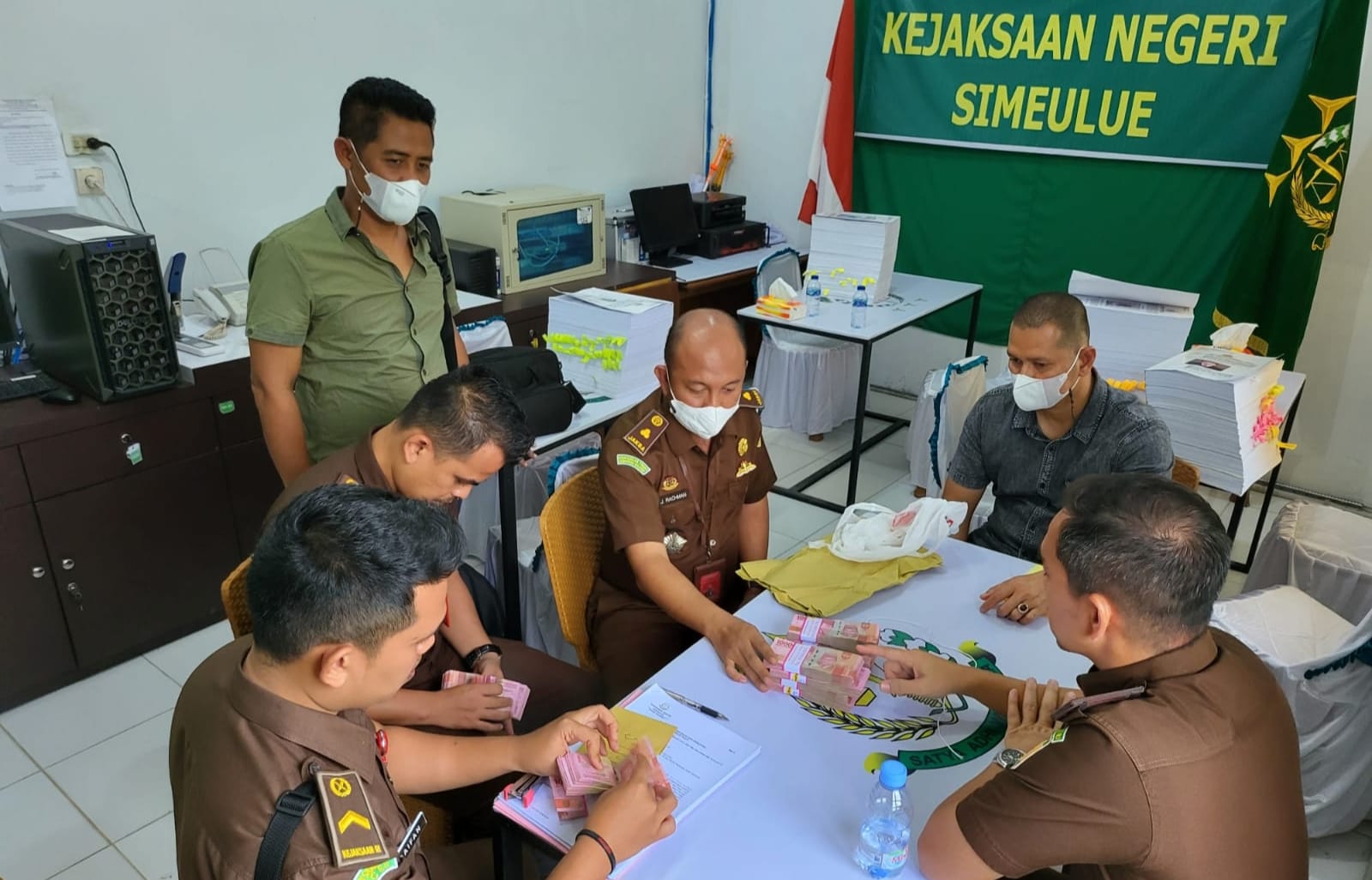 Enam Koruptor Kasus Pengaspalan Jalan di Simeulue Diserahkan Ke Jaksa