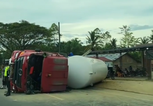 Satu Unit Truk Tangki LPG Terbalik di Aceh Timur