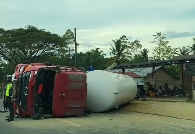 Satu Unit Truk Tangki LPG Terbalik di Aceh Timur