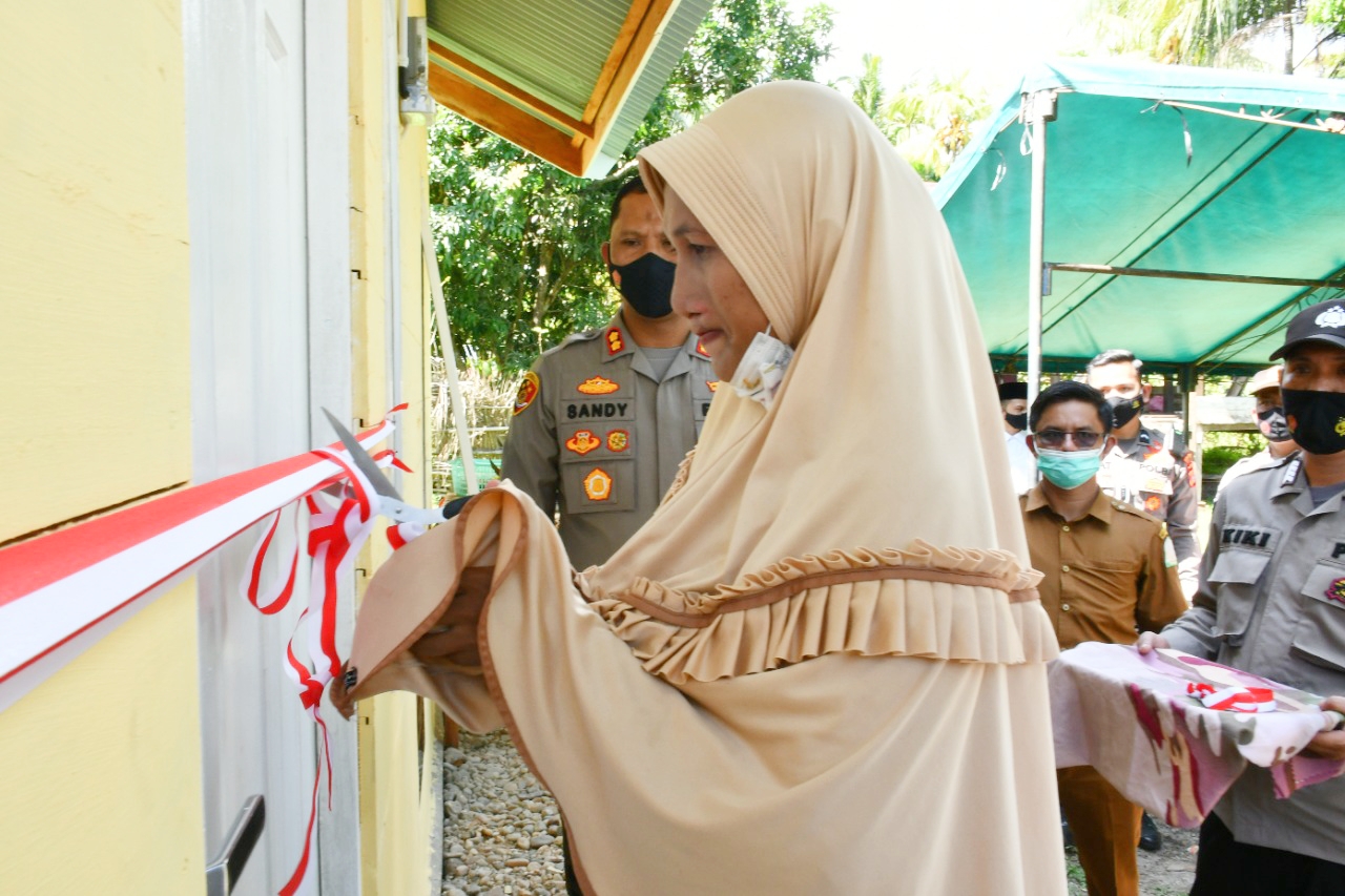 Kapolres Aceh Timur Serahkan Rumah Bantuan untuk Dhuafa