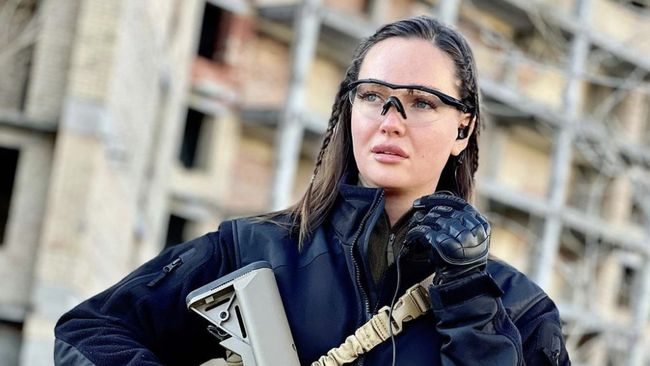 Miss Ukraina Latihan Angkat Senjata, Kecam Keras Invasi Rusia