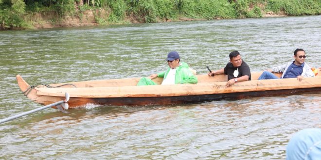 Kadisdik Arungi Sungai Kluet untuk Buka Pembelajaran Kelas Jauh di Aceh Selatan