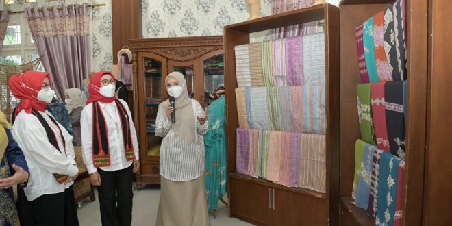 Ketua Dekranasda Aceh Perkenalkan Kerajinan Tangan Aceh Pada Istri Menteri Kelautan dan Perikanan RI