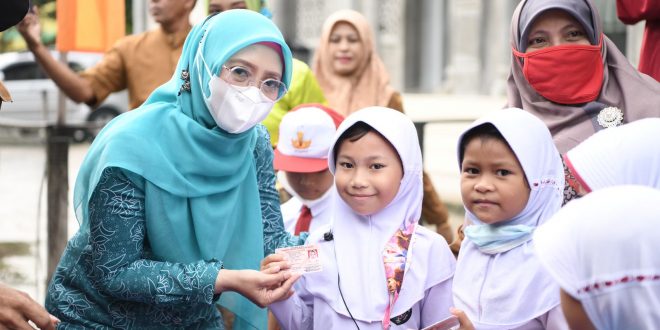 Ketua TP PKK Aceh Serahkan KIA Bagi Pelajar SDN Cot Meuraja Blang Bintang