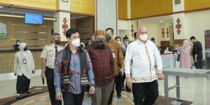 Kenakan Baju Karya Siswi SMKN 1 Takengon, Sekda Jemput Wamenkes di Bandara Internasional SIM