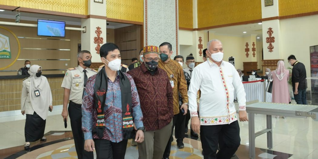 Kenakan Baju Karya Siswi SMKN 1 Takengon, Sekda Jemput Wamenkes di Bandara Internasional SIM