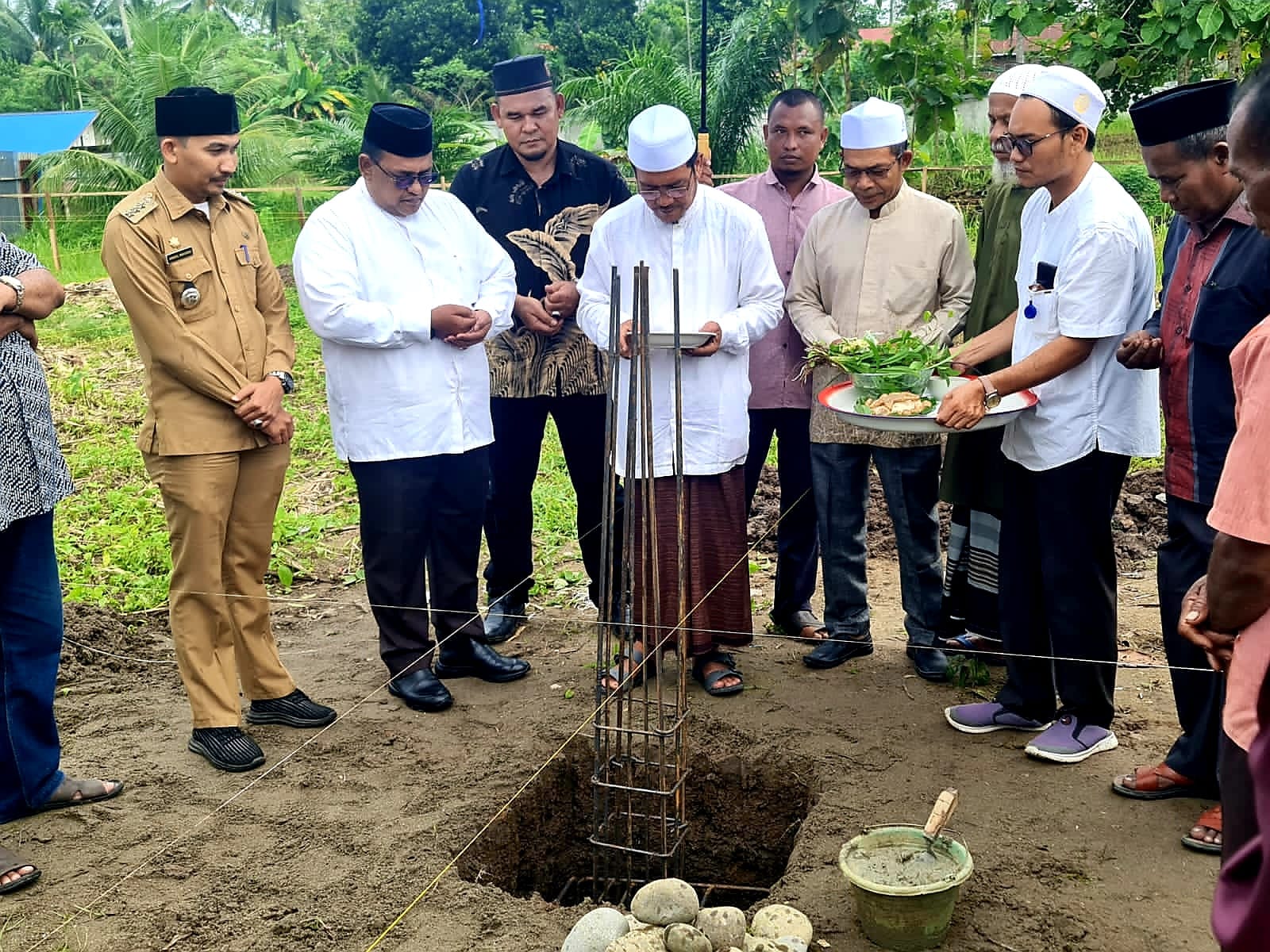 Wabup Aceh Utara Lakukan Peletakan Batu Pertama Pembangunan Mushalla Dayah Glee Madat
