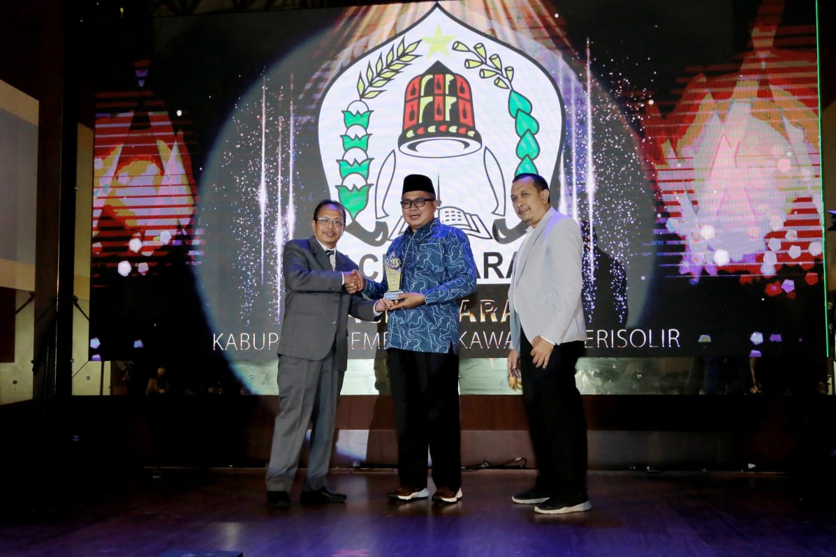 Berhasil Buka Daerah Terisolir, Bupati Ramli MS Raih Penghargaan Serambi Award