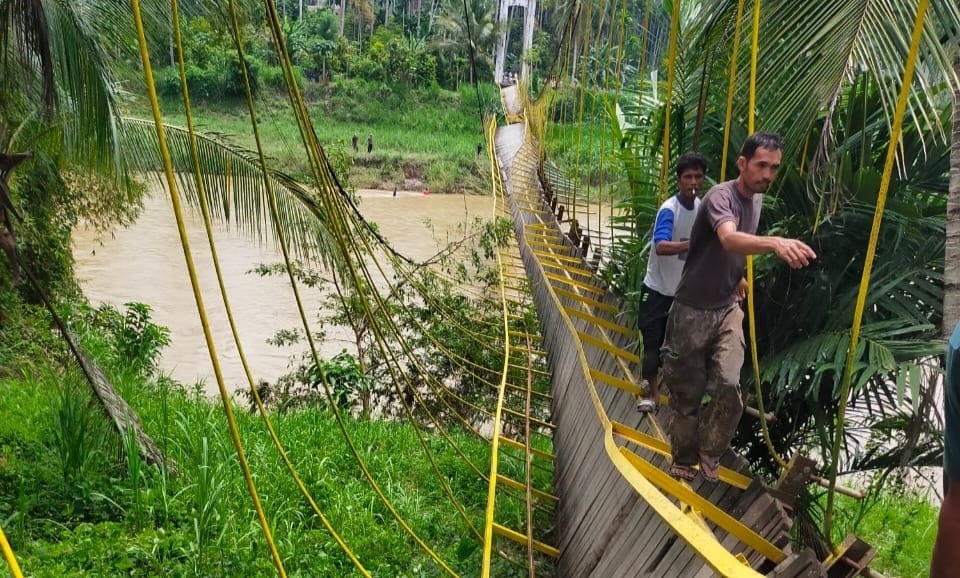 Niat Cari Orang Hilang, Polisi dan Warga di Bireuen Malah Jatuh ke Sungai Niat Cari Orang Hilang, Polisi dan Warga di Bireuen Malah Jatuh ke Sungai