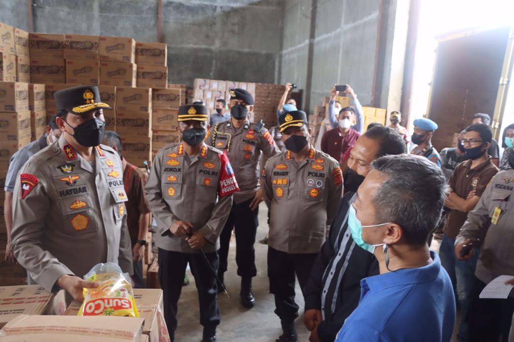 Kapolda Aceh Sidak Gudang Distributor Migor Kapolda Aceh Sidak Gudang Distributor Migor