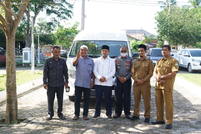 Mawardi Ali Serahkan Bantuan Satu Unit Minibus Micro di Durung Aceh Besar