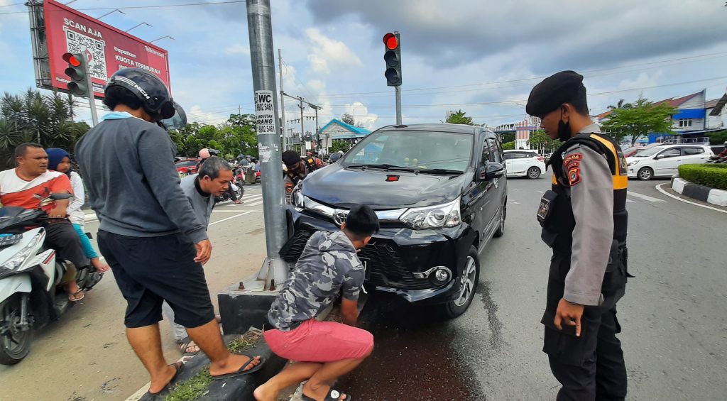 Satu Unit Mobil Avanza Alami Kecelakaan Tunggal di Lampu Merah Lampriet