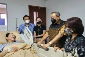 Sakit, Hendropriyono Tersenyum Dibesuk SBY di RSPAD Gatot Soebroto