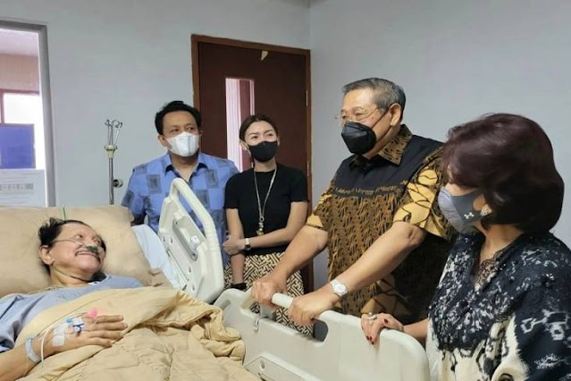 Sakit, Hendropriyono Tersenyum Dibesuk SBY di RSPAD Gatot Soebroto