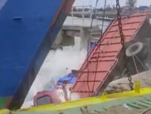 Hendak Angkut Barang ke Simeulue, 1 Unit Truk Jatuh ke Laut di Pelabuhan Kuala Bubon