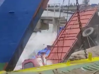 Hendak Angkut Barang ke Simeulue, 1 Unit Truk Jatuh ke Laut di Pelabuhan Kuala Bubon