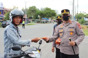 Kapolres Aceh Jaya Turun Langsung Bagikan Masker Gratis kepada Pengendara