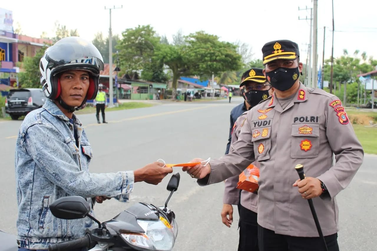 Kapolres Aceh Jaya Turun Langsung Bagikan Masker Gratis kepada Pengendara Kapolres Aceh Jaya Turun Langsung Bagikan Masker Gratis kepada Pengendara