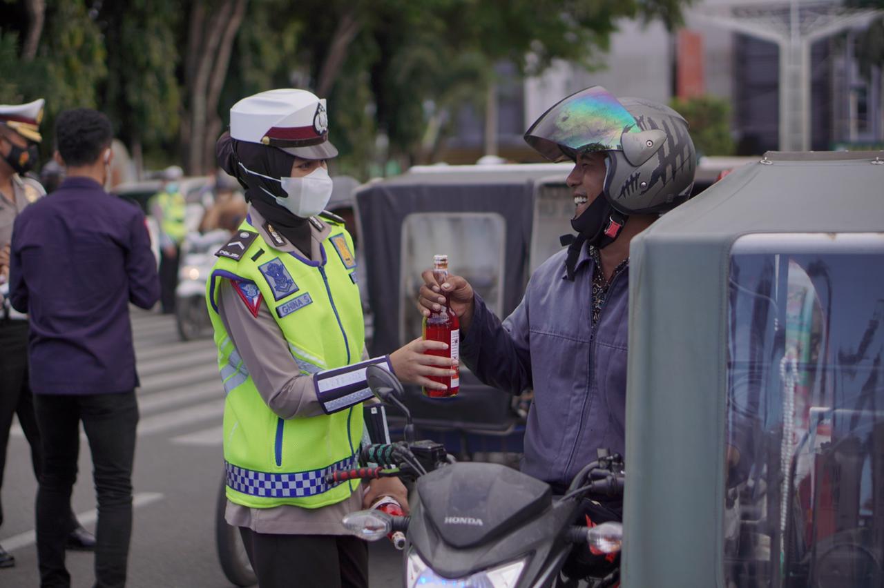 Ditlantas Bagikan Sirup ke Ratusan Abang Becak di Banda Aceh Ditlantas Bagikan Sirup ke Ratusan Abang Becak di Banda Aceh