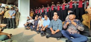 Demo di DPR Aceh, Mahasiswa Minta Anggota Dewan Duduk Lesehan