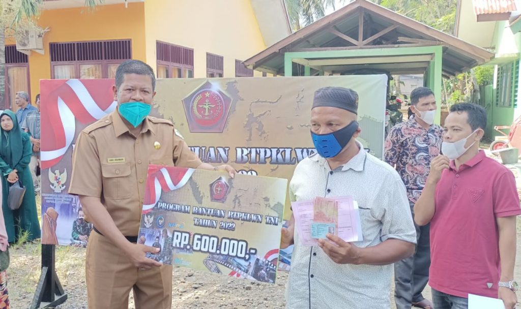 Muspika Sawang Aceh Utara Salur Bantuan Tunai Bagi Pedagang Kaki Lima