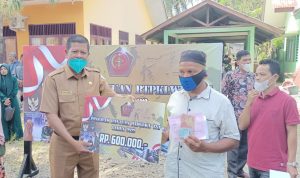 Muspika Sawang Aceh Utara Salur Bantuan Tunai Bagi Pedagang Kaki Lima