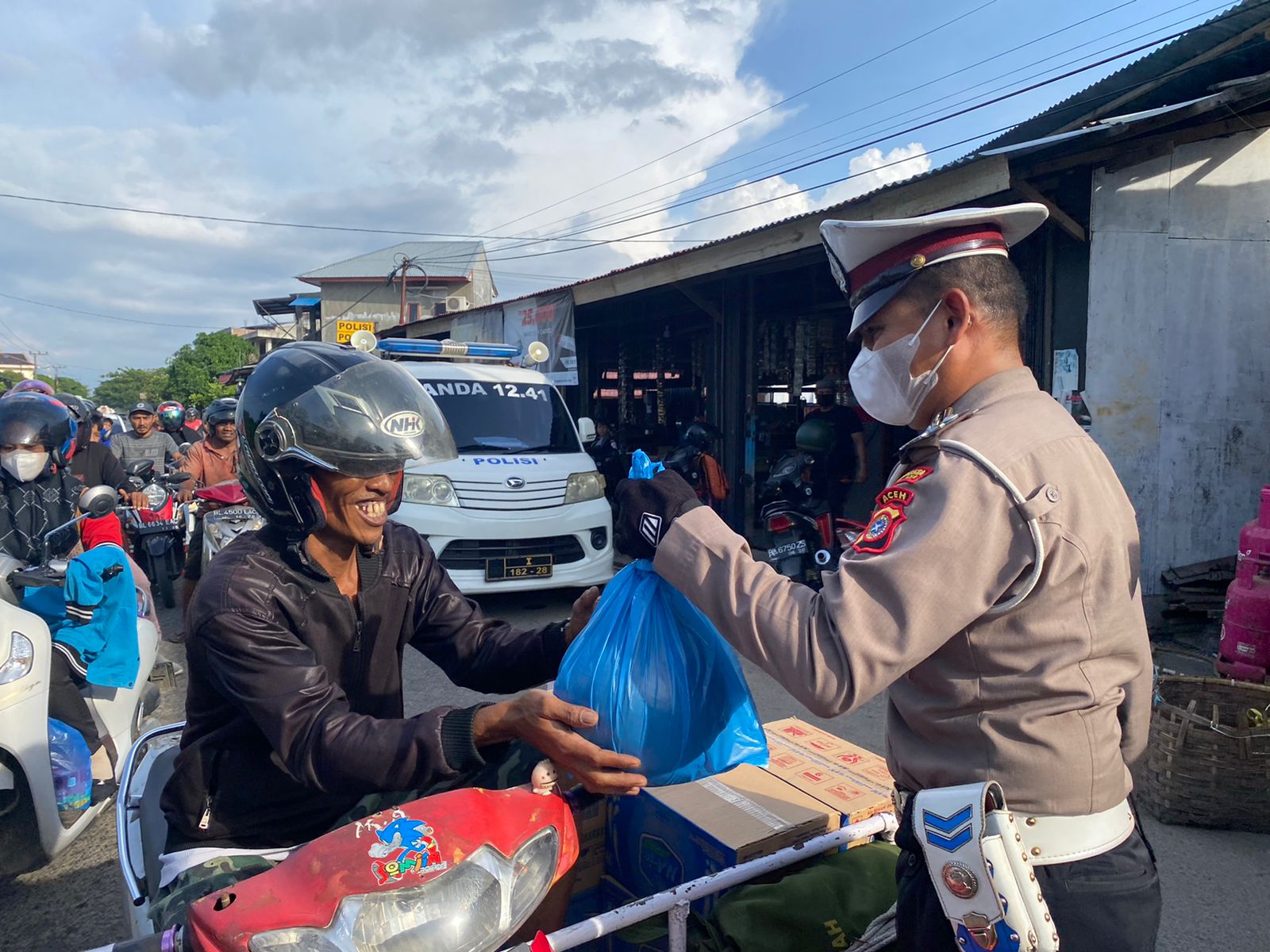 Satlantas Polresta Banda Aceh Bagikan Ratusan Paket Ramadan