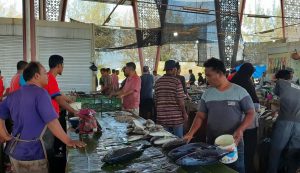 Tidak Perlu Risih Dengan Tawaran Pedagang Ikan di Pasar Al Mahirah, Ini Alasannya!