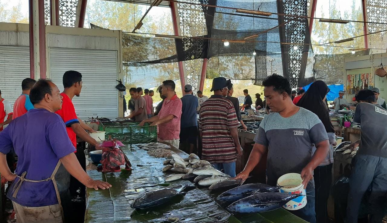 Tidak Perlu Risih Dengan Tawaran Pedagang Ikan di Pasar Al Mahirah, Ini Alasannya!