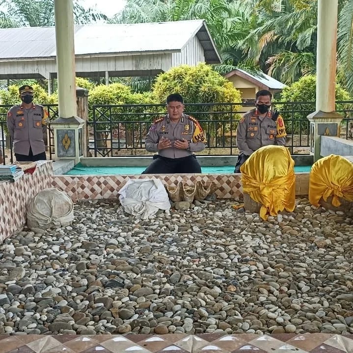 Pantau Arus Mudik, Dirlantas Dan Kapolres Aceh Jaya Ziarah Makam Raja Teuku Teunom