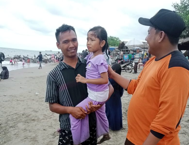 Tim SAR Amankan 3 Balita Terpisah Dari Orang Tua di Pantai Ujong Blang