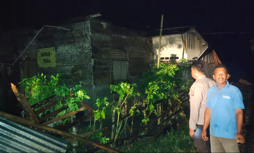 Diterpa Angin Kencang, Dua Unit Rumah di Meurah Mulia Alami Rusak Berat