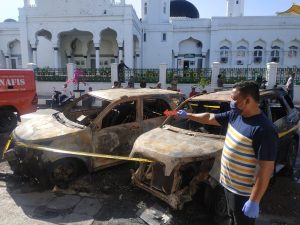 Polisi Selidiki Penyebab Kebakaran Dua Mobil di Belakang Masjid Raya Baiturrahman