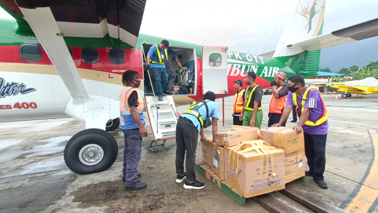 Satgas Binmas Cartenz Kirim 10 Kardus Alat Medis untuk Warga Yahukimo