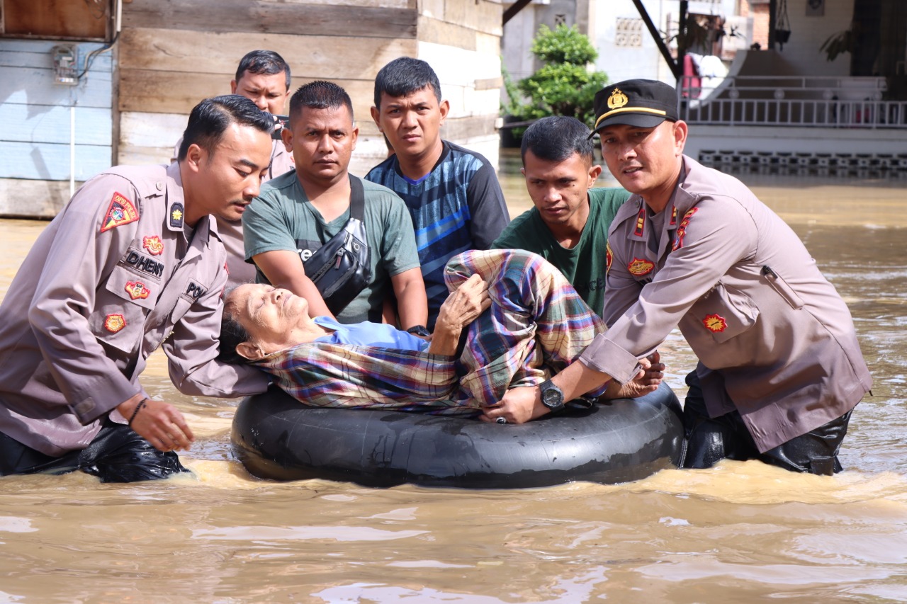 Personel Polres Langsa Selamatkan Lansia Terjebak Banjir