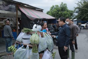 Bakda Subuh, Pj Bupati Aceh Barat Tinjau Pasar Pagi Bina Usaha
