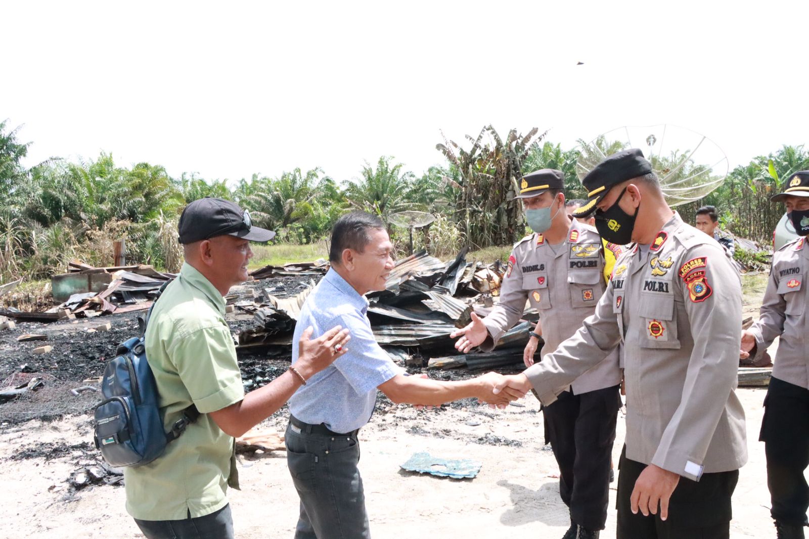 Polres Aceh Singkil Salurkan Bantuan untuk Korban Kebakaran Polres Aceh Singkil Salurkan Bantuan untuk Korban Kebakaran