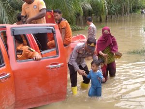 Kapolsek Karang Baru Bantu Evakuasi Korban Banjir